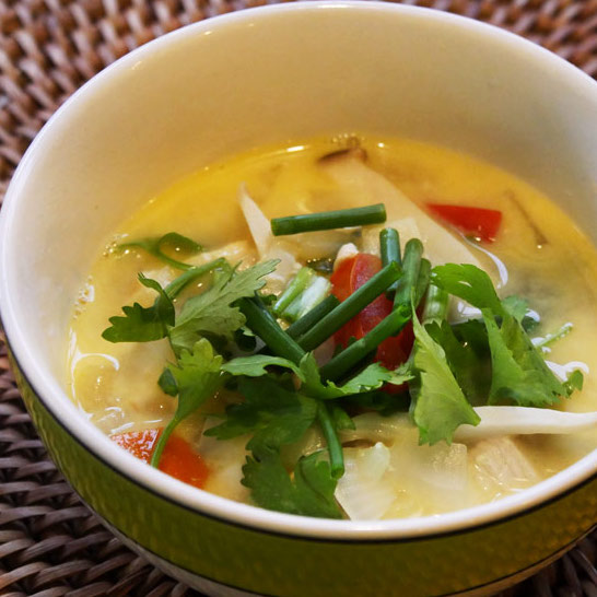 Potage au poulet, bambou et champignons
